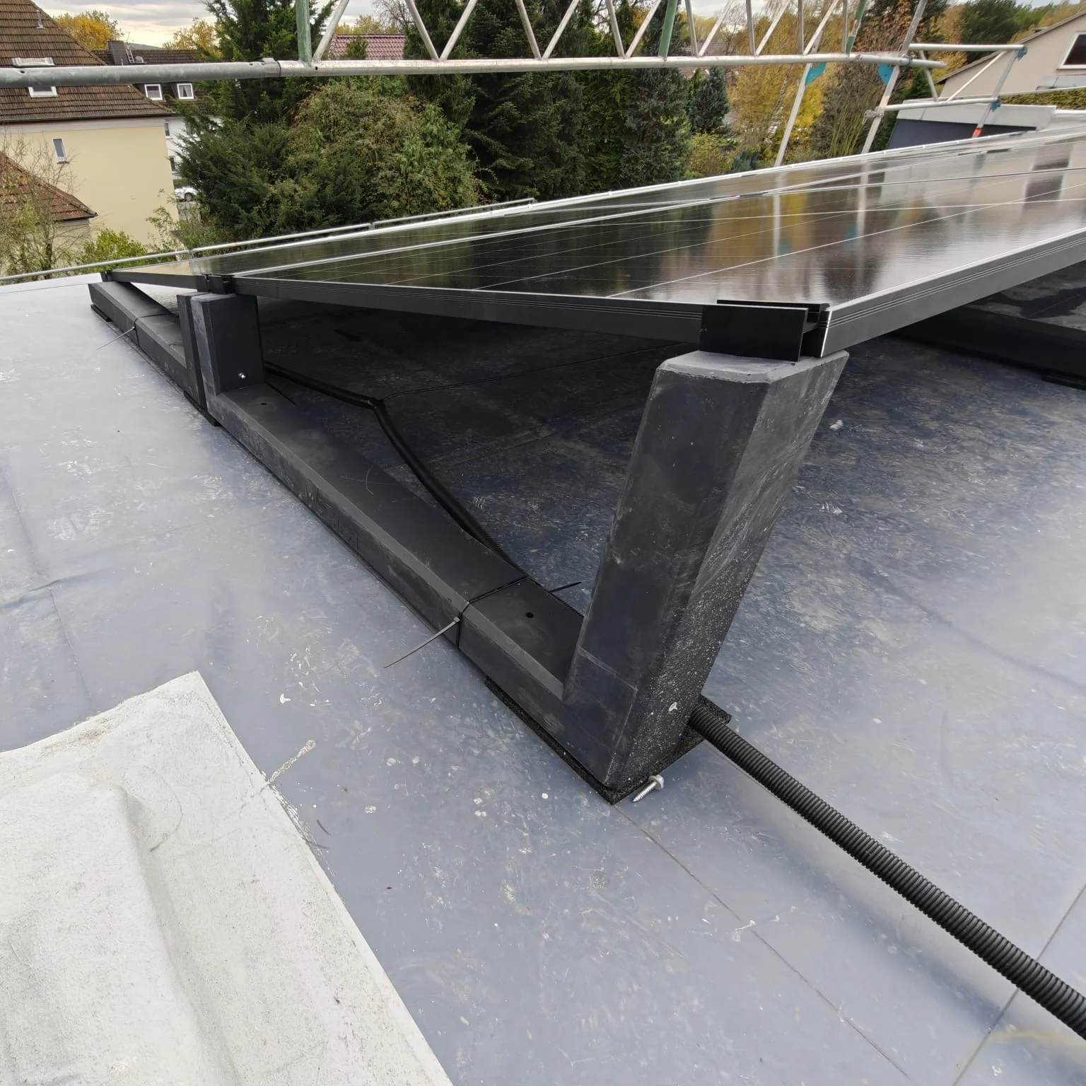 10° XL Flachdach Aufständerung aus Feinbeton Ost-/Westausrichtung - Set für 2 Module 