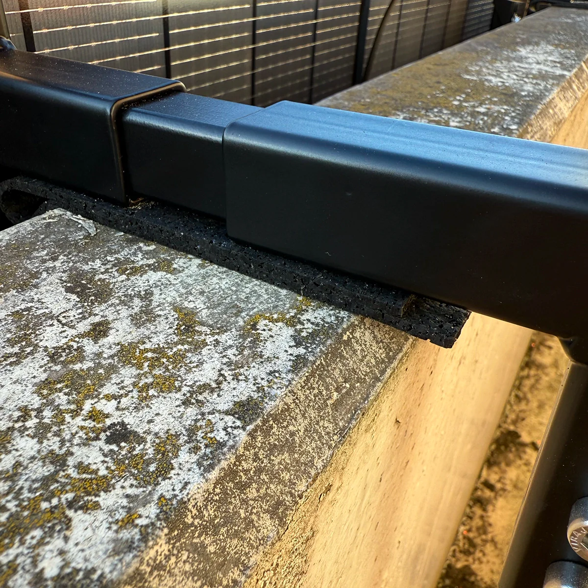 Halterung C1020V2 für Betonbalkone mit 100–200 mm Mauerstärke für 3 PV-Module inkl. Absturzsicherung