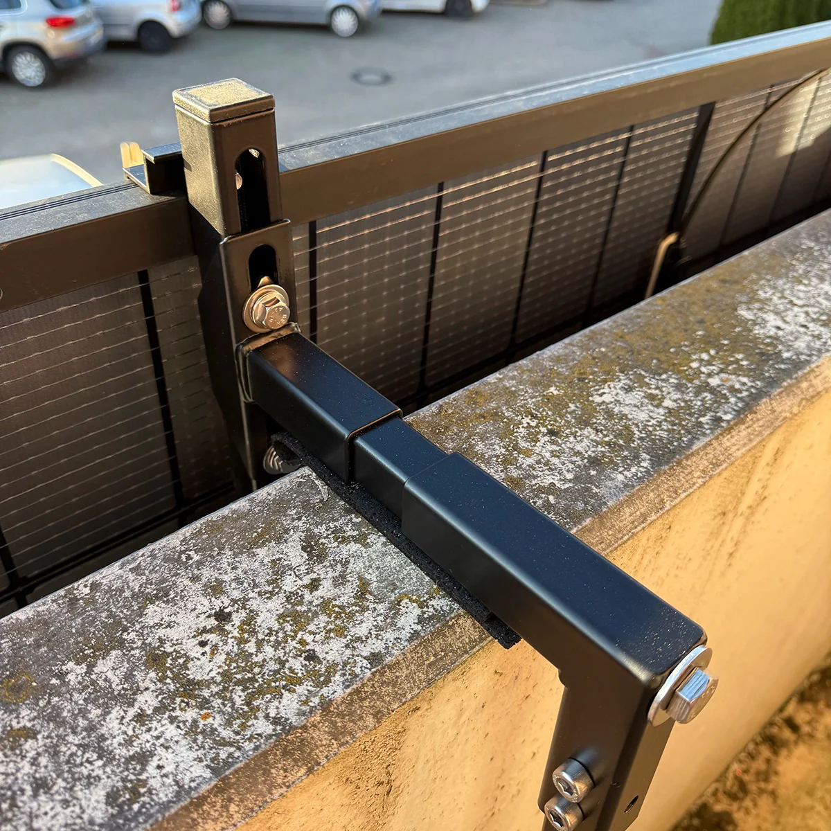 Halterung C1020 für Betonbalkone mit 100–200 mm Mauerstärke für 2 PV-Module inkl. Absturzsicherung