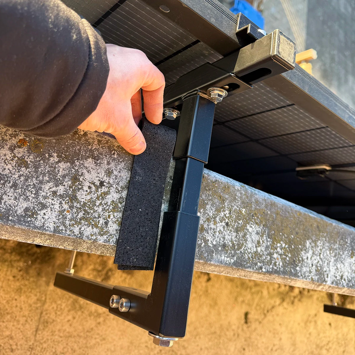 Halterung C1020 für Betonbalkone mit 100–200 mm Mauerstärke für 2 PV-Module inkl. Absturzsicherung