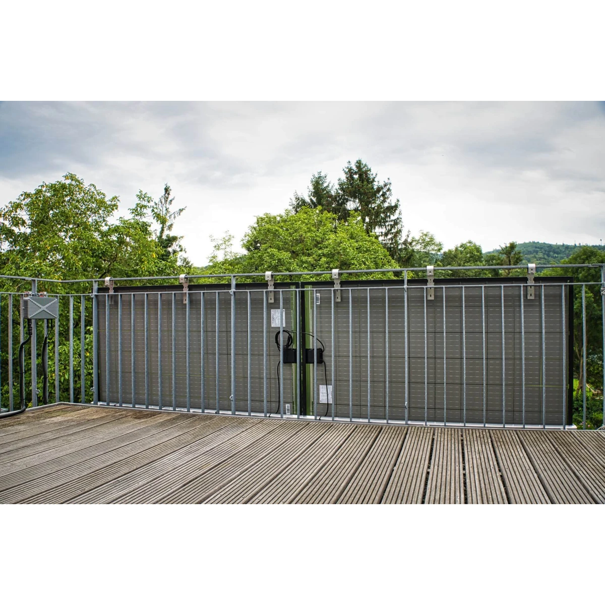 PV-Halterung für Gitter-Balkon mit senkrechten runden Handgriffen (Typ R) - Set für 4 Module