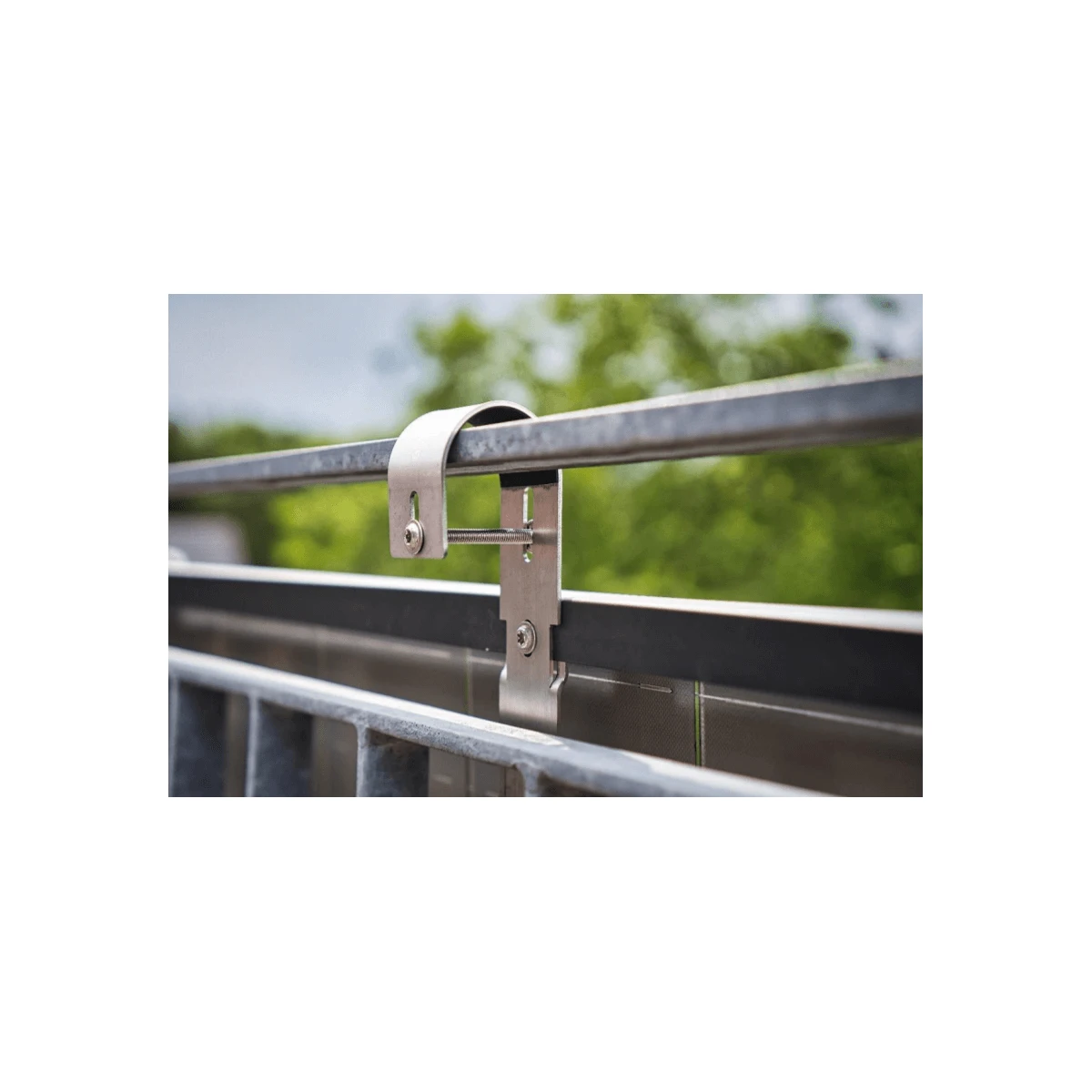 PV-Halterung für Gitter-Balkon mit senkrechten eckigen Handgriffen (Typ E) Set für 3 Module